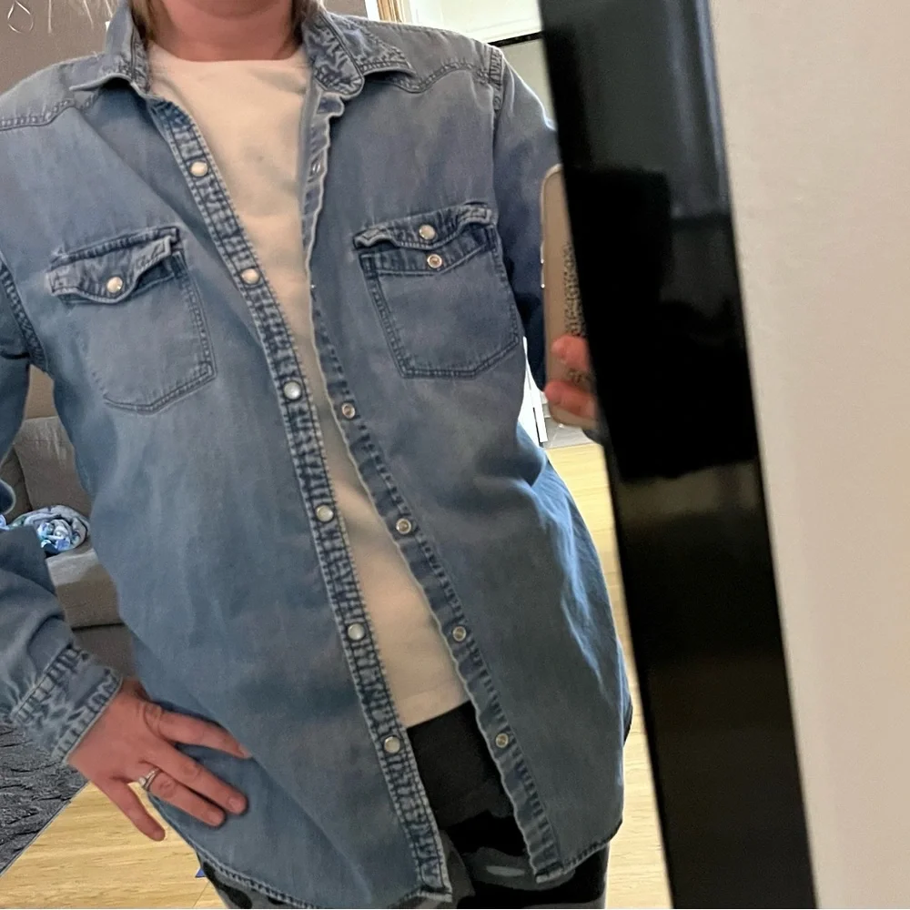 EXPRESS denim shirt gently used embroidered hearts ❤️ on back size L - Picture 4 of 15